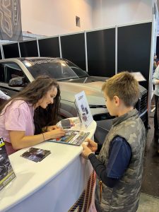 Vicky Chakalaka bei der Autogrammstunde auf der Essen Motor Show 2024